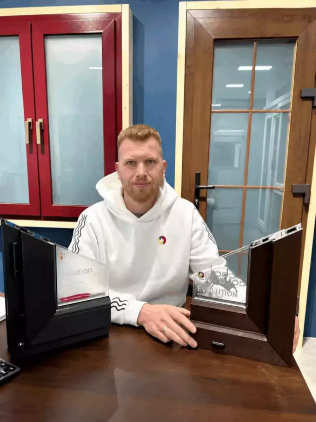 Менеджер Оконного Гида с образцами оконного профиля